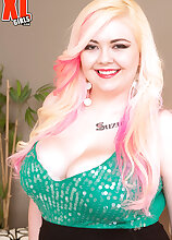 Suzumi: Busty Blonde Beauty