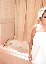 Boobs & Bubbles Big Tits Models